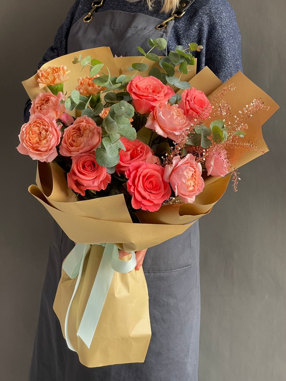 Букет "Sweet Dreamer" из гвоздик, роз и эвкалипта