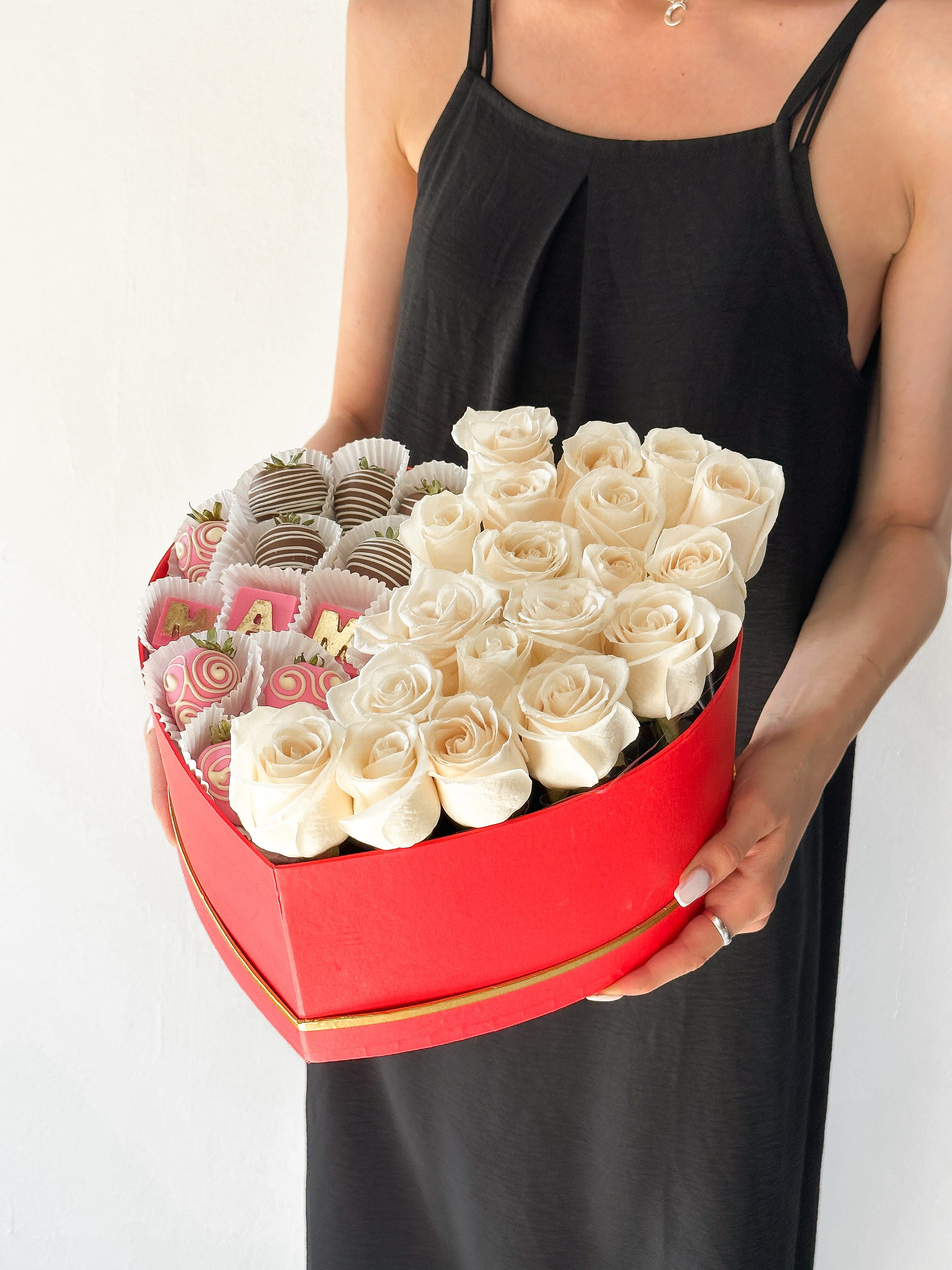 Клубничный бокс "Sweet Rose" клубника в шоколаде и розы в коробке
