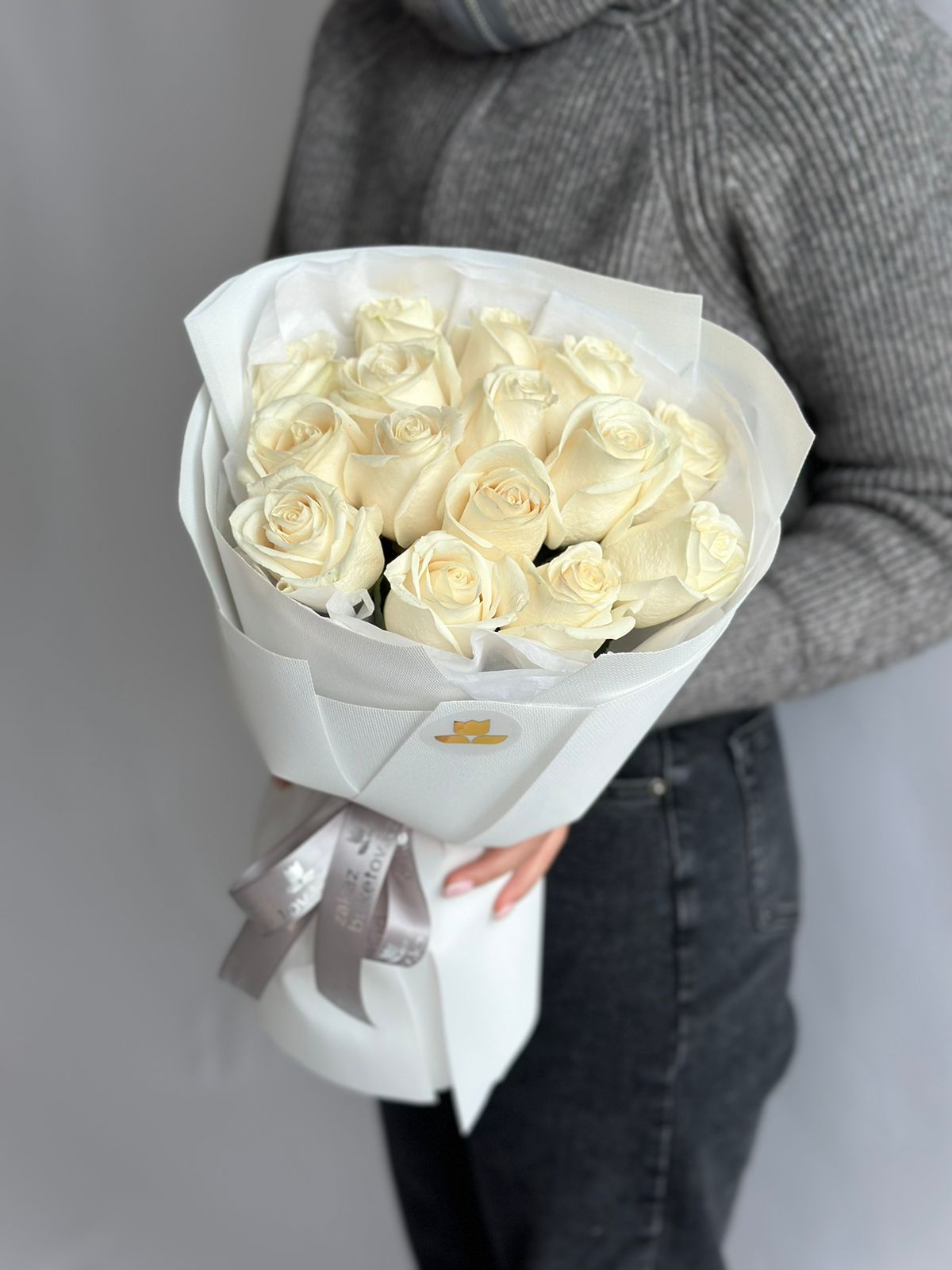 15 белых голландских сортовых роз 