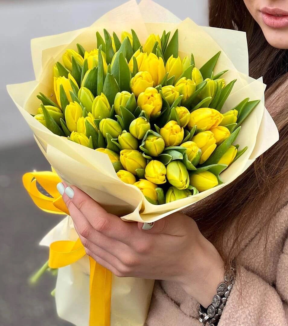 51 желтый голландский тюльпан в стильном  оформлении