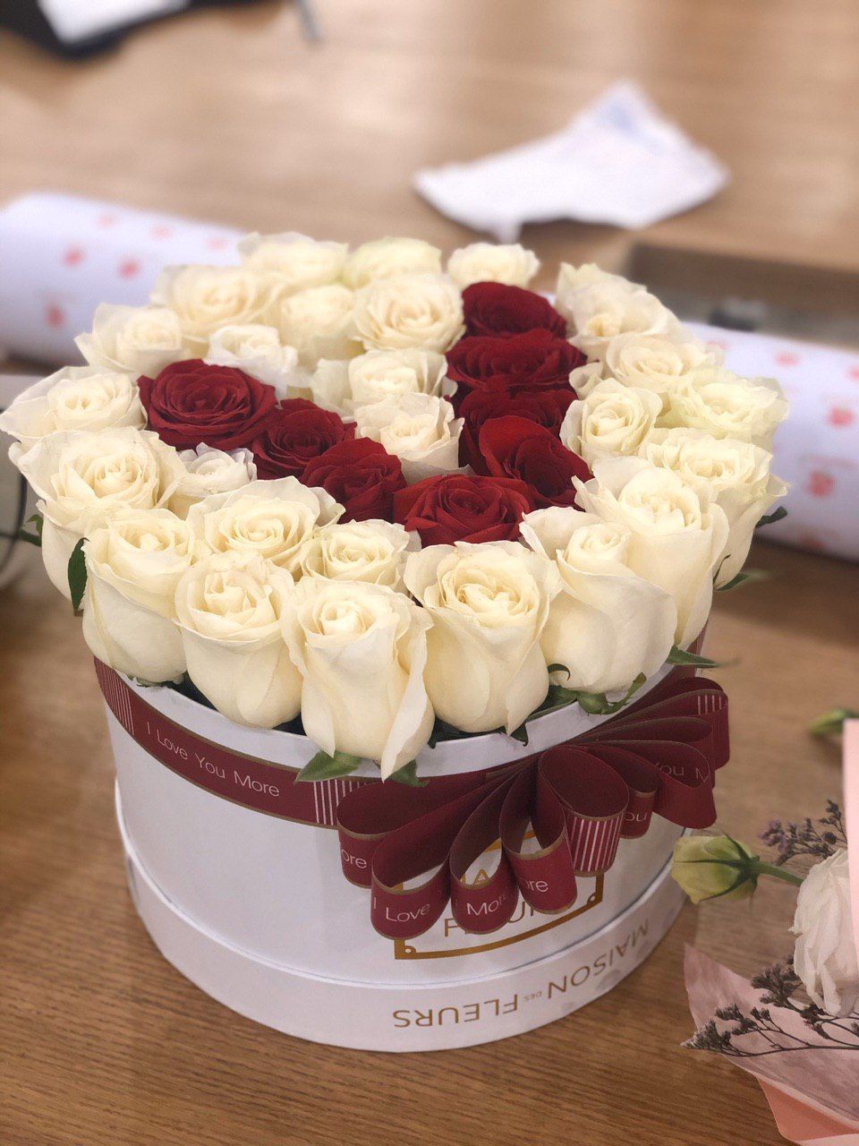 Белые розы с буквой "V" в коробке