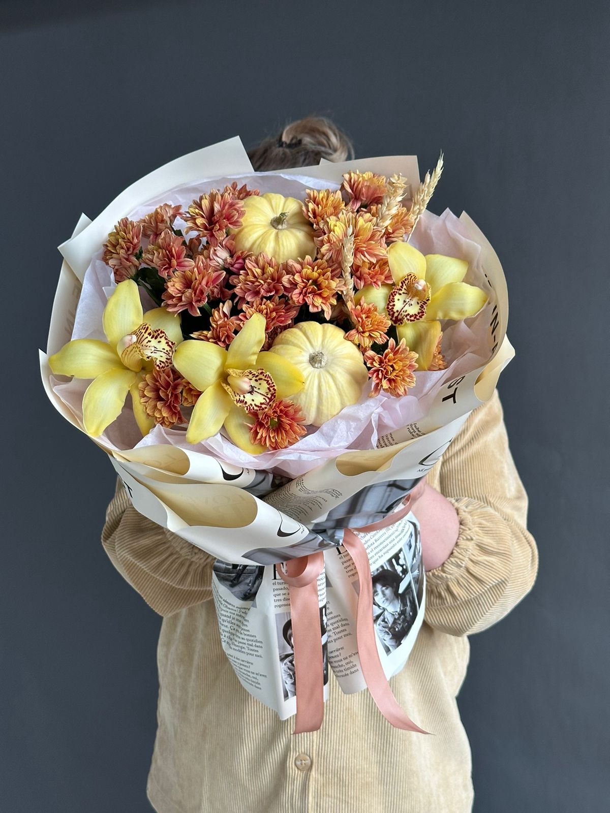 Композиция "Хаора" орхидеи и хризантем