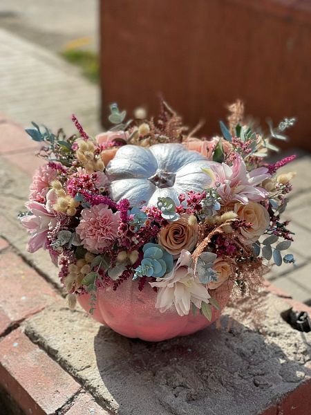 Букет в тыкве "Cucurbita pepo" из роз, лилий, гвоздик и сухоцветов 1