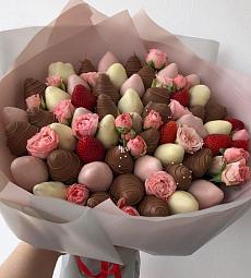 Клубничный букет «Признание» из клубники в белом и молочном шоколаде и спрей роз