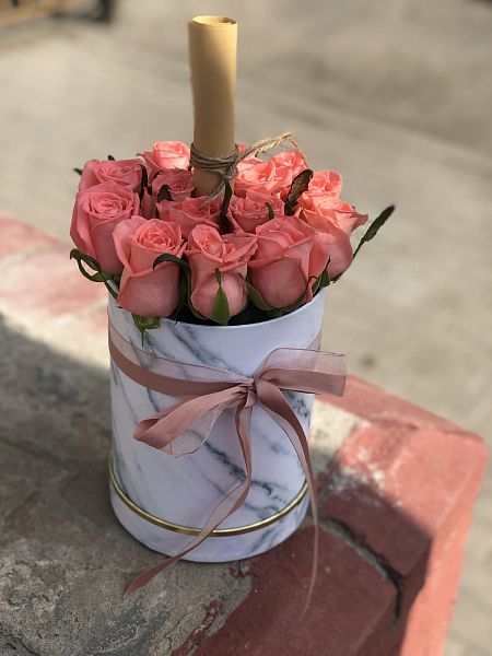 15 коралловых роз в мраморной коробке 2