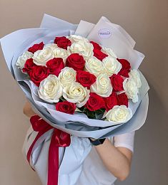 Букет из 25 красных и белых роз