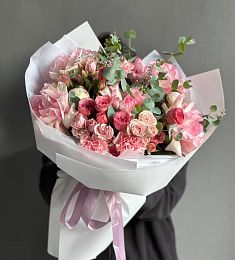 Букет "Амур в розовом" из гвоздик, роз и пионов