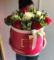 Композиция в коробке "Большое счастье" из роз и голландской зелени