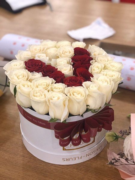 Белые розы с буквой "V" в коробке 1