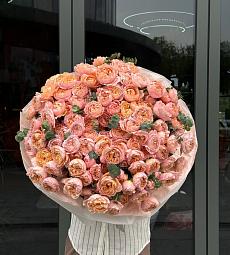 Букет "Исида" из пионовидных роз и эвкалипта