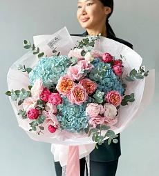 Букет "Яркий" с гортензией, лизиантусом и пионовидной спрей розой