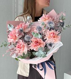 Букет «Беатриз» из роз, эрингиума и эвкалипта 