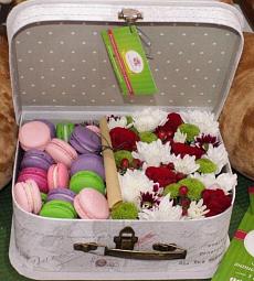 Сундучок с цветами и французскими макаронс