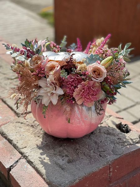 Букет в тыкве "Cucurbita pepo" из роз, лилий, гвоздик и сухоцветов 3