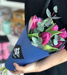 Букет "Мари" из тюльпан и эвкалипта 