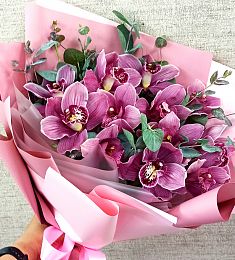 Букет из 11 розовых орхидей с эвкалиптом