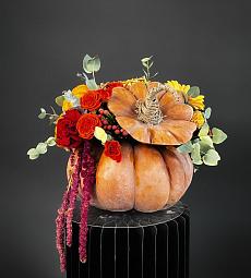 Композиция в тыкве "Карлос" из гербер, роз, хризантем и экзотической голландской зелени