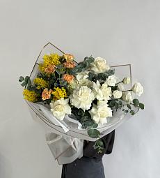 Букет "Carolina" из гортензии, гвоздик,  лизиантусов, роз и мимозы