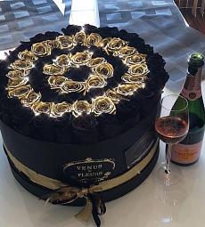 Черные розы в коробке с золотыми "Elegant Spiral"