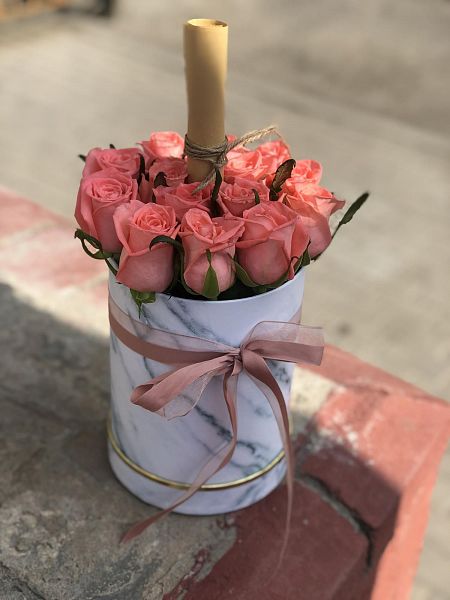 15 коралловых роз в мраморной коробке 3