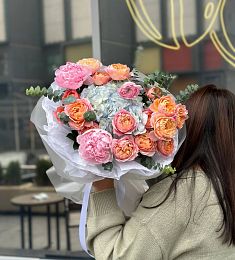 Букет "Сияние" из гортензии, пионов, роз и ранункулюсов