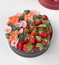 Клубничный бокс "Фьюжн 1.0" клубуника с гвоздикой и спрей розами