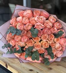 61 пионовидная роза с эвкалиптом в оформлении