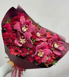 Букет "Red Dragon" из альстромерий, орхидей и роз