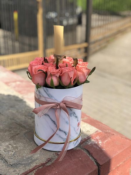 15 коралловых роз в мраморной коробке 5