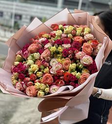 Букет "Цветочный Vibe" с голландскими и спрей розами в оформлении
