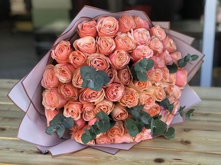 61 пионовидная роза с эвкалиптом в оформлении 2