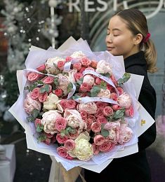 Букет "Брависсимо" из пионов и пионовидных спрей роз