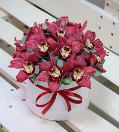 Букет "Нежный шепот" их орхидей и эвкалипта в коробке. 