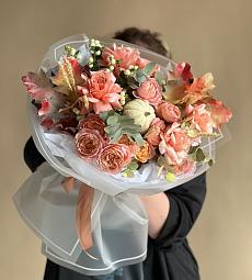 Композиция "Amber" розы и осенняя зелень