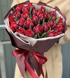 25 красных пионовидных тюльпанов