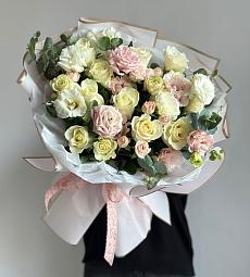 Букет "Согревающий сюрприз" из роз, лизиантусов и эвкалипта