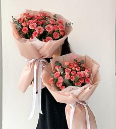 Букет 'Весенняя забота" из пионовидных спрей роз и эвкалипта