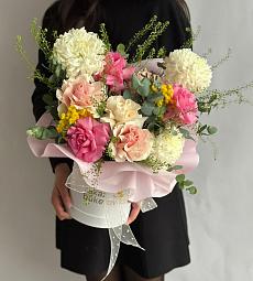 Композиция "Michelin" из роз, мимозы и хризантем