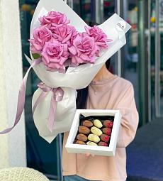 Сет "Финики и розы" моно букет из роз и коробка фиников в шоколаде