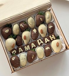Клубничный бокс "Рамадан" финики и клубника в молочном и белом шоколаде в деревянной шкатулке