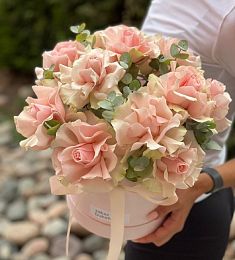 Букет "Розали" из 11 вывернутых голландских роз в коробке