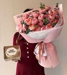 Сет "Огненный" букет из 7 пионовидных спрей роз и бенто тортик 