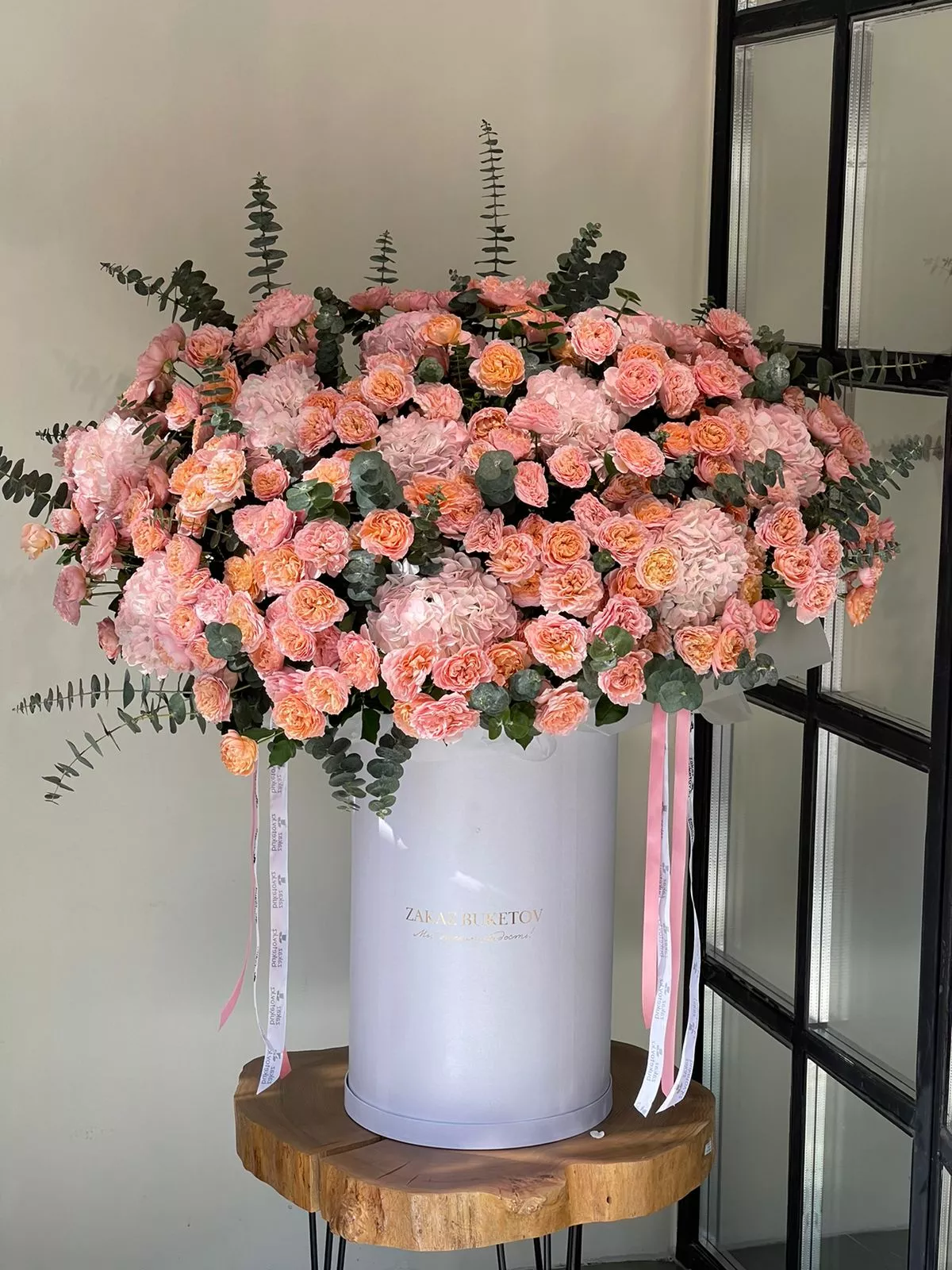 Композиция "Гигантская Роскошь" из гортензий и пионовидных спрей роз