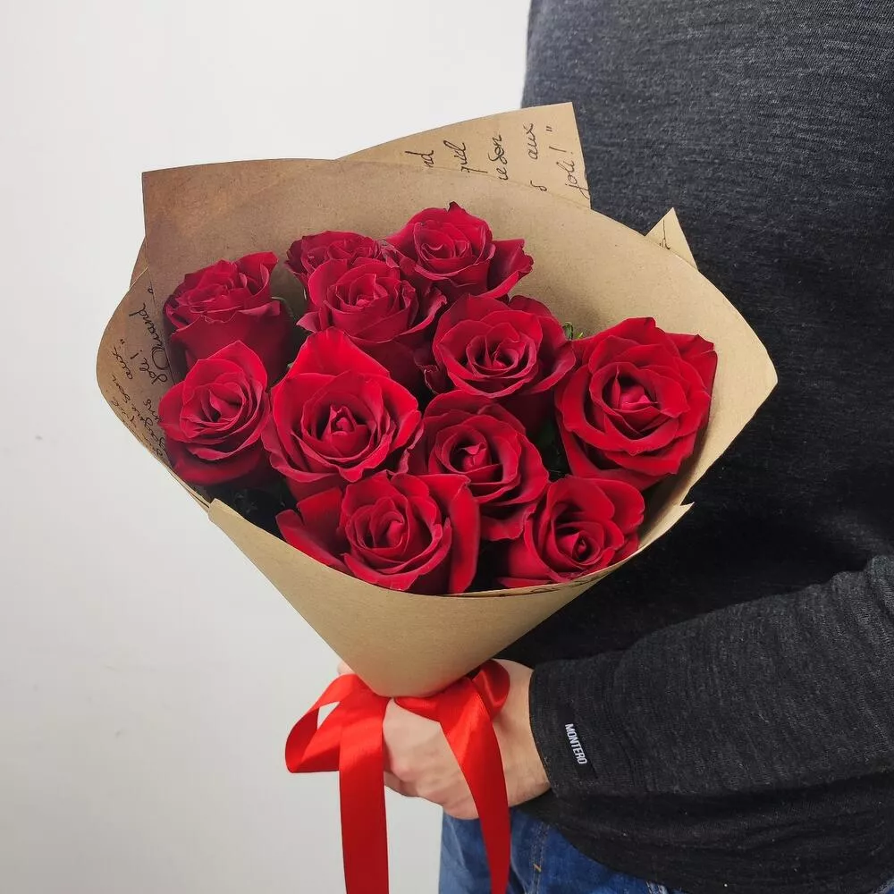 11 голландских роз в крафтовом оформлении. 