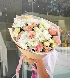 Букет "Пейзанка" с розами и хризантемой