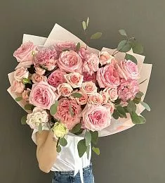 Композиция "Марикиза" с розами и лизиантусами