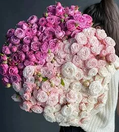 Букет из 101 пионовидной спрей розы цвета разных отттенков