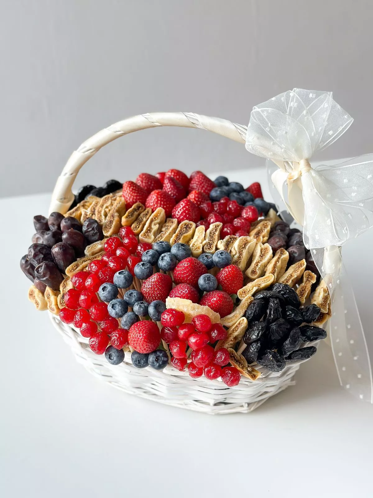 Фруктовая корзина "Витаминная" из свежих ягод и сухофруктов