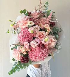 Букет "Розовая симфония" с гортензией, гвоздикой, розами и лизиантусом