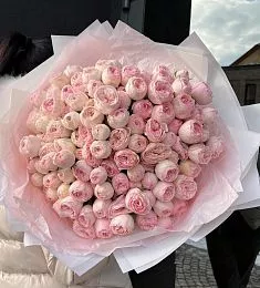 Букет из 101 нежной розовой пионовидной розы в оформлении